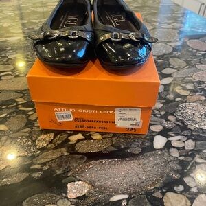 Attilio Giusti Leombruni Nero Leather Loafers